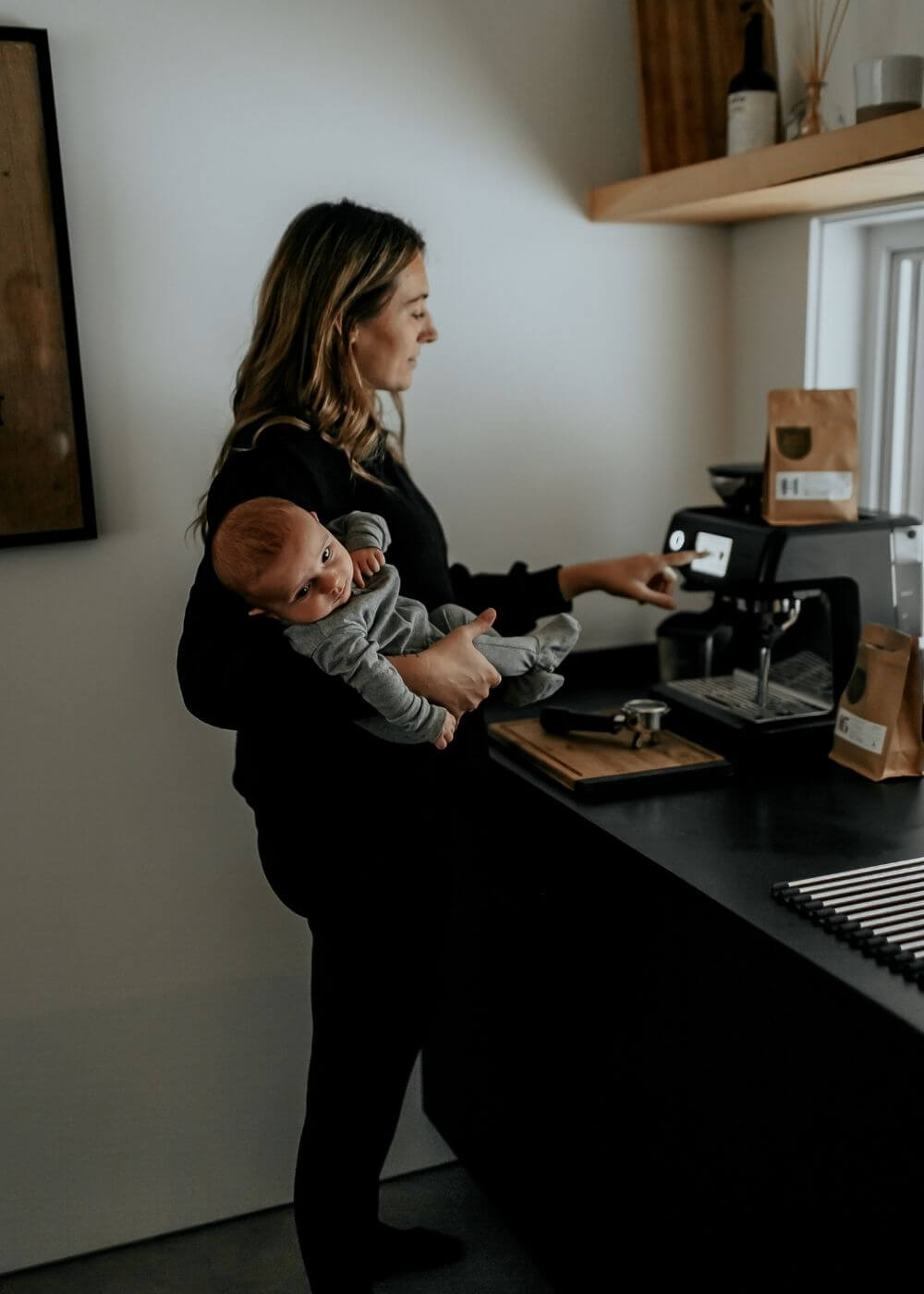 karolina krupa avec bébé et café